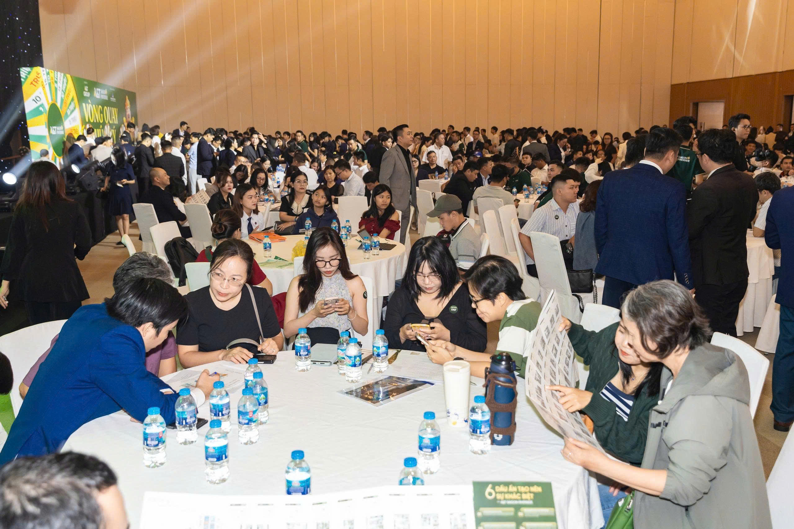 khách mơi tham gia sự kiện at saigon riverside